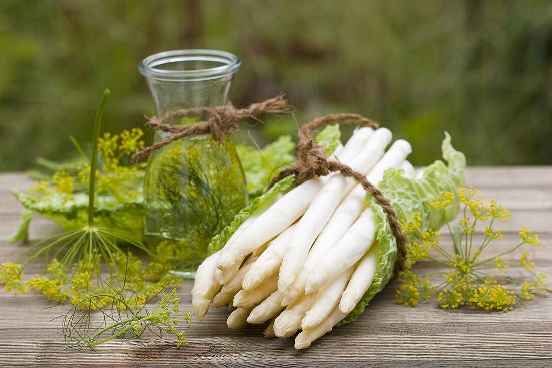 Weisser Spargel und Dill