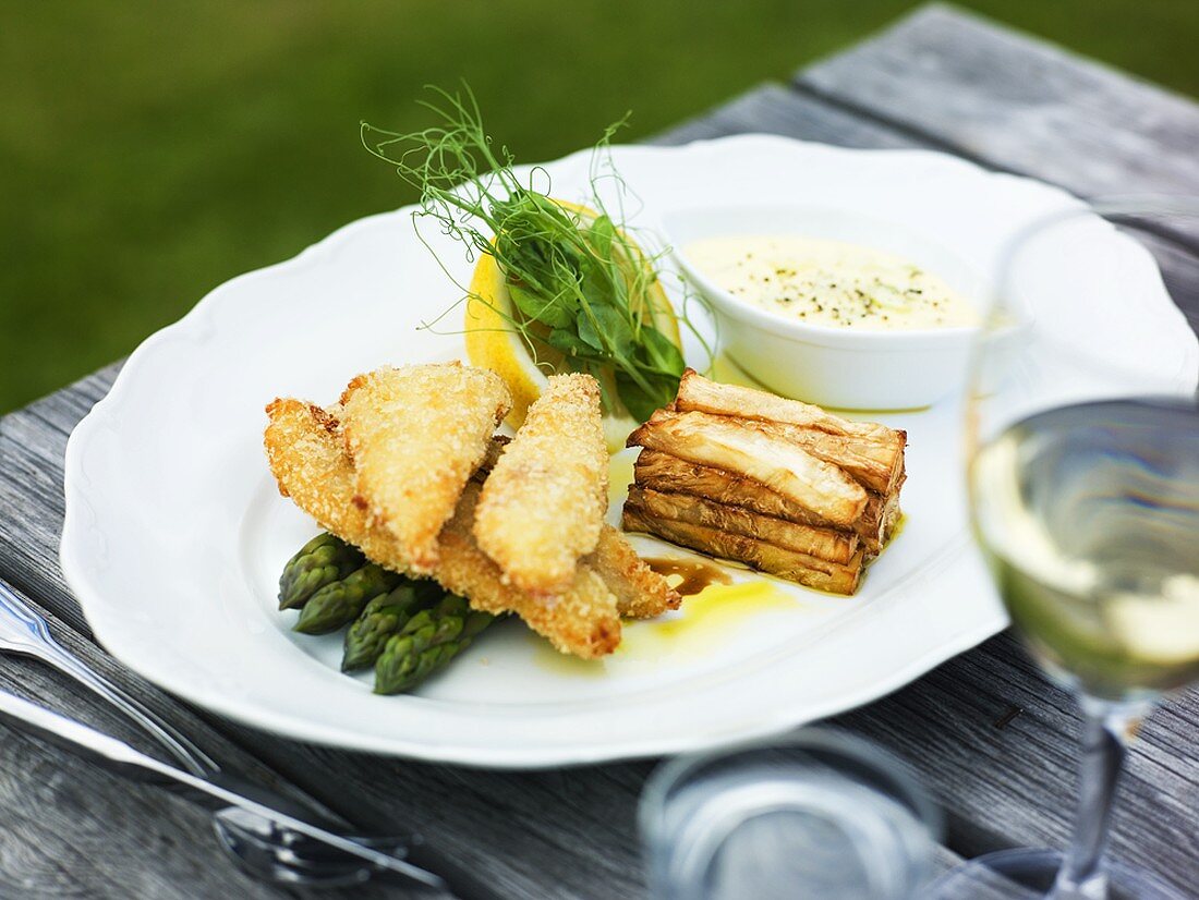 Backfisch auf grünem Spargel mit Pommes frites-Turm und Dip