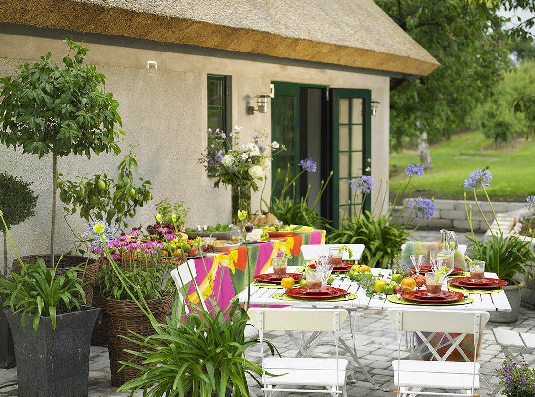 Gedeckter Tisch auf der Terrasse