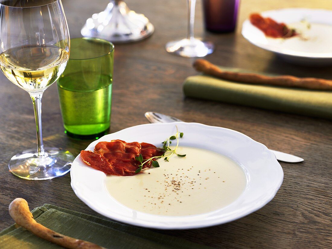 Topinambur-Suppe mit Parma-Chips