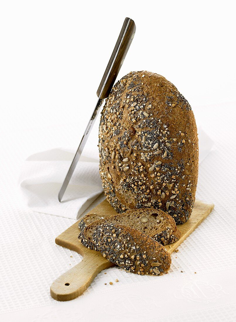 Ein aufgestelltes Fitness-Brot mit Messer