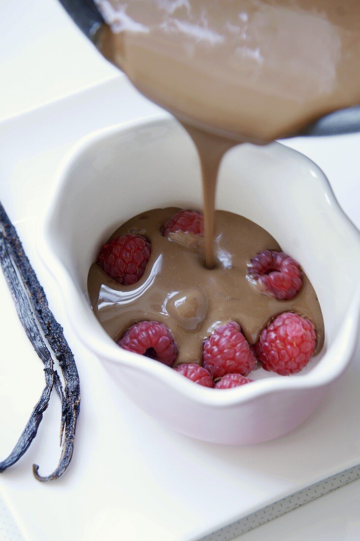 Überbackene Schokocreme mit Himbeeren zubereiten