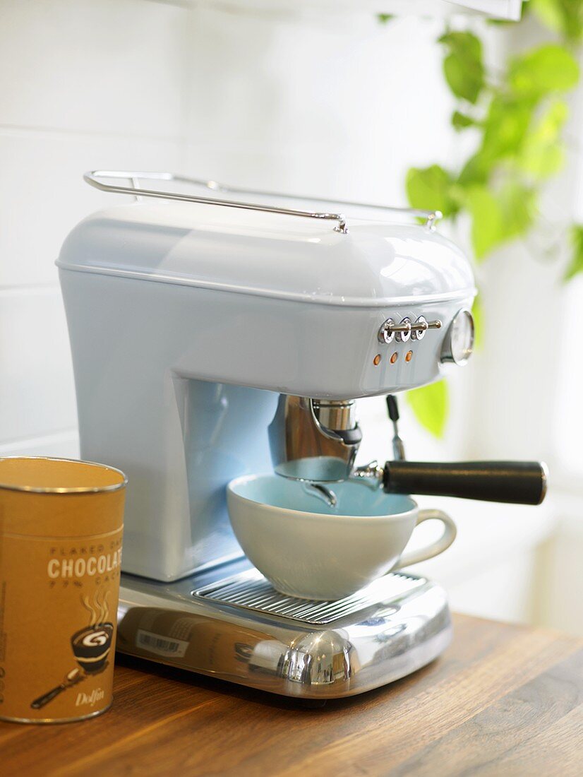 Espresso machine with cup in place