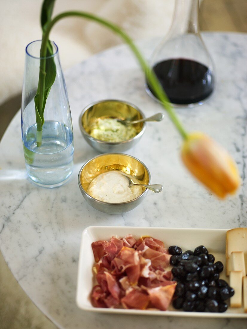 Speck, Oliven und Käse mit Dips