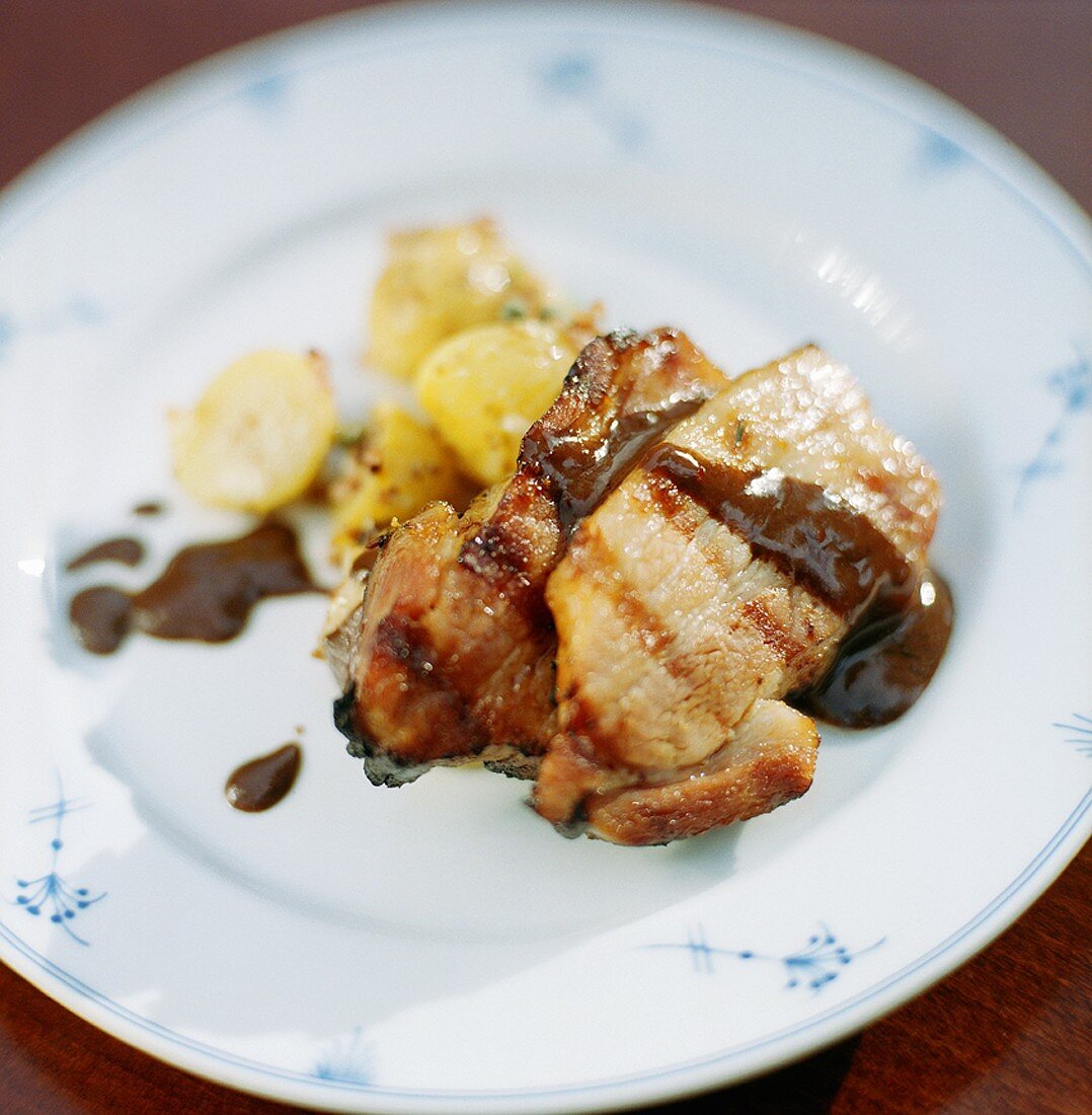 Gegrilltes Schweinefleisch mit Kartoffelsalat