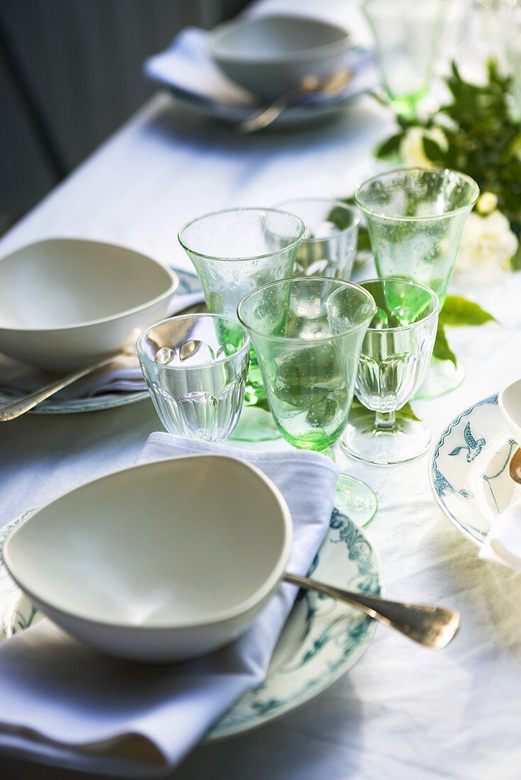 Gedeckter Tisch mit Schälchen und Gläsern