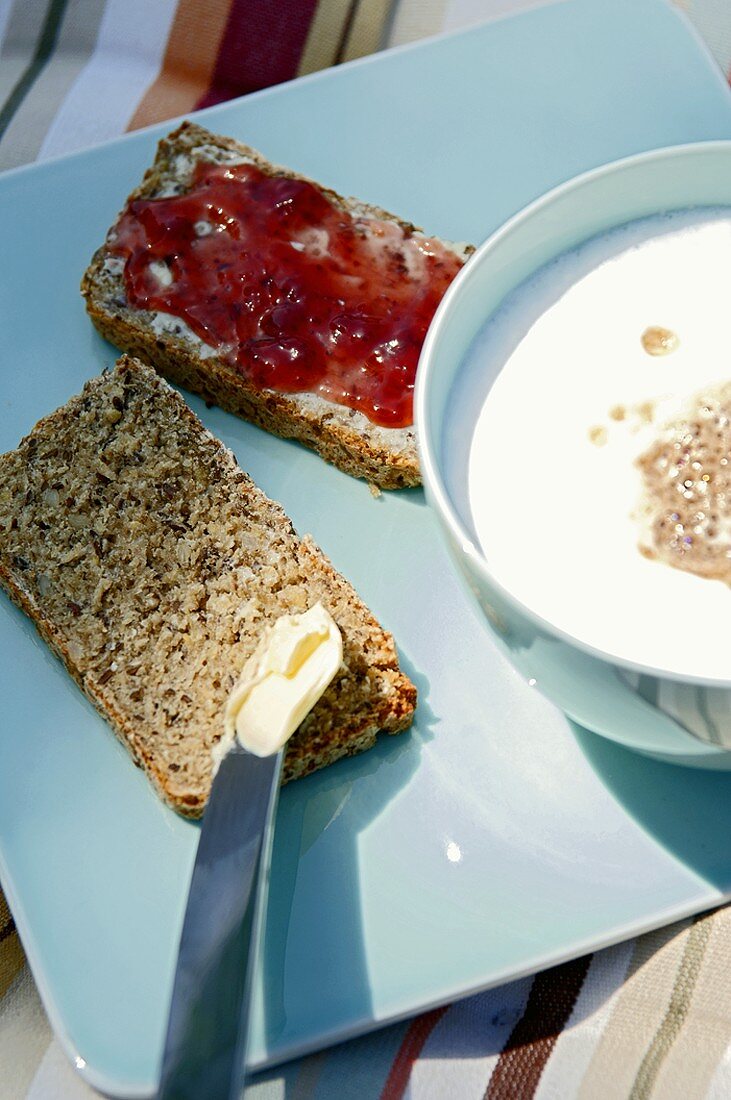 Zwei Brote mit Butter und Marmelade & Kakao