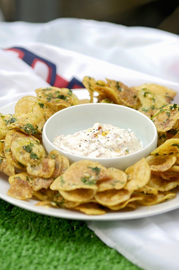 Kartoffelchips mit Knoblauchdip