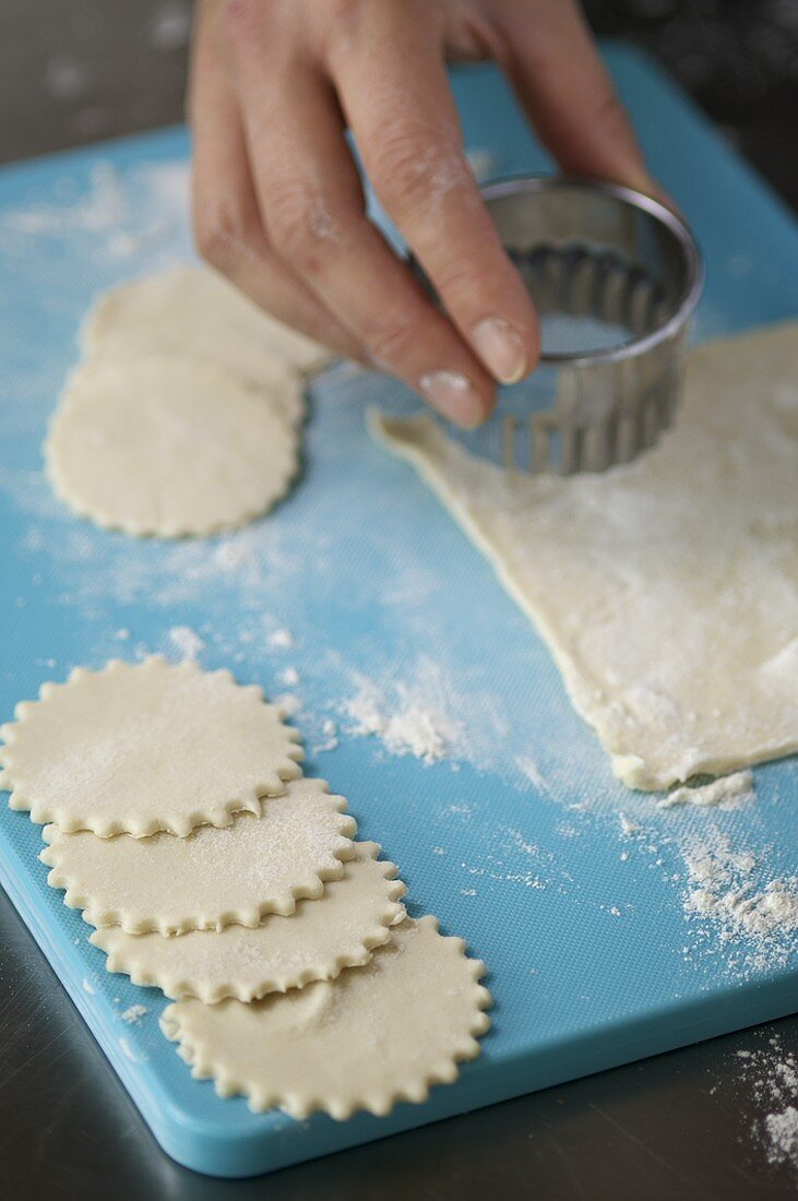 Teighauben für Mince Pies ausstechen