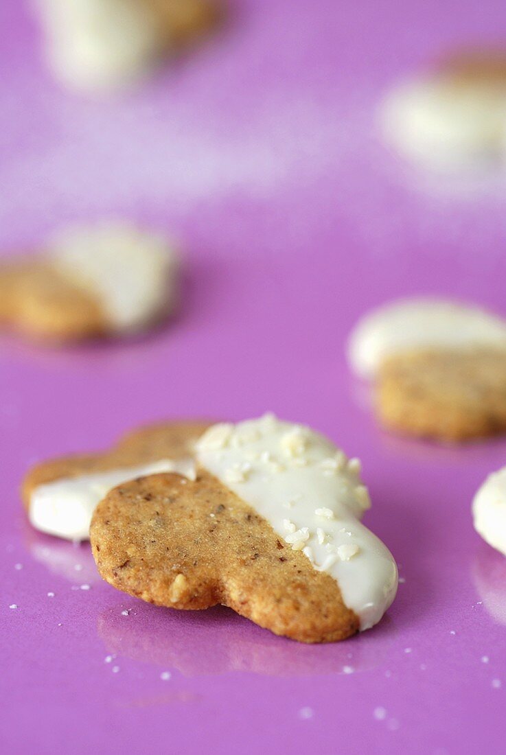 Nussblättchen mit weisser Schokoglasur