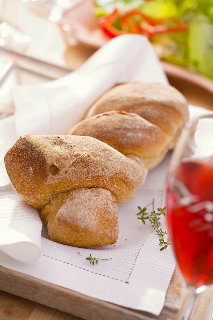 Brot-Zopf auf einem Tablett