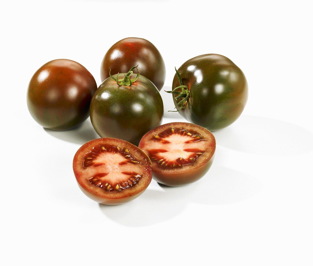 Whole and half tomatoes, variety 'Kumato'