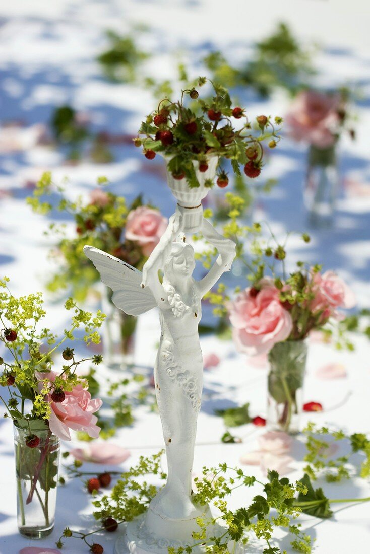 Table decorations: roses, wild strawberries & lady's mantle