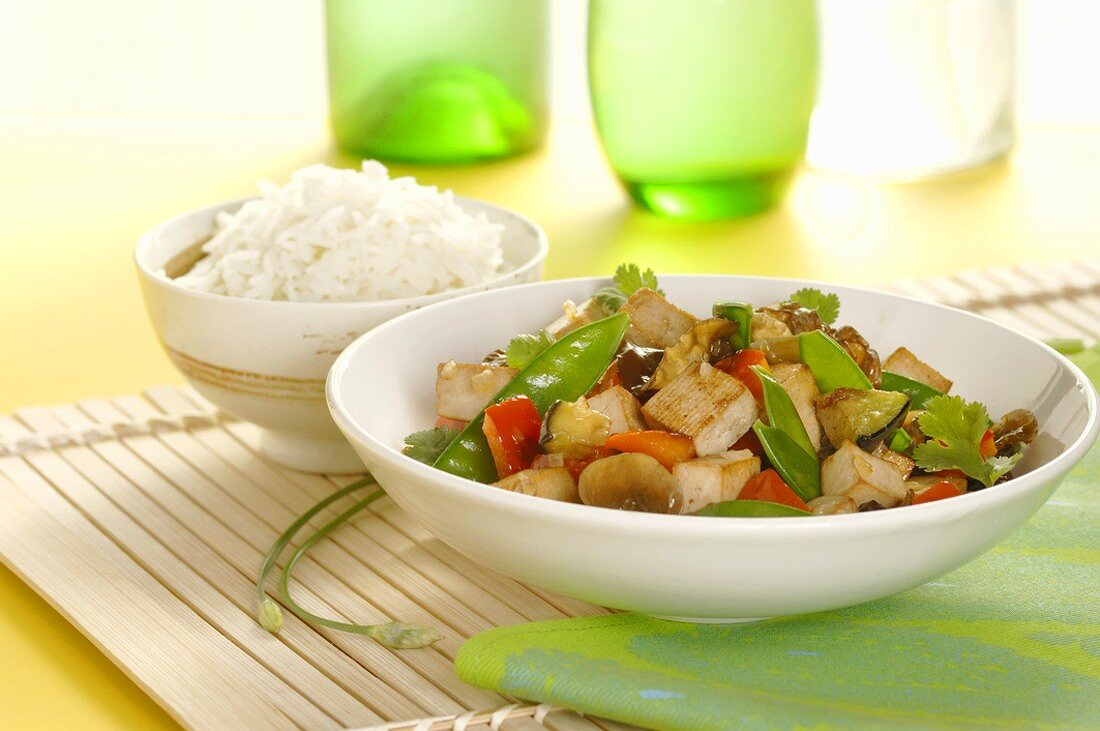 Tofu mit Gemüse aus dem Wok & Reis