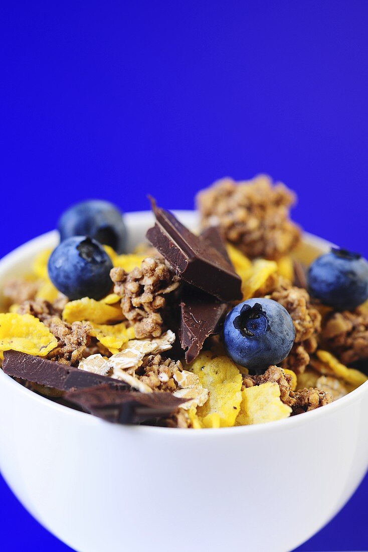 Müsli mit Blaubeeren und Schokostücken