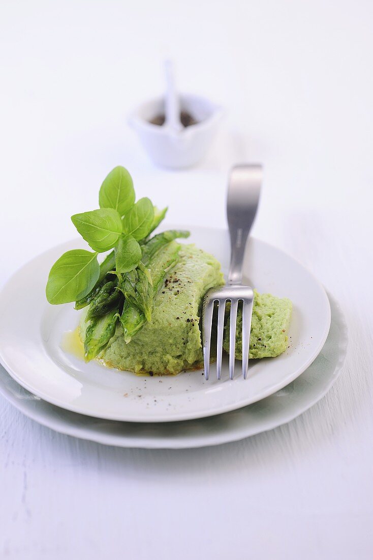 Grüner Spargelflan mit Basilikum