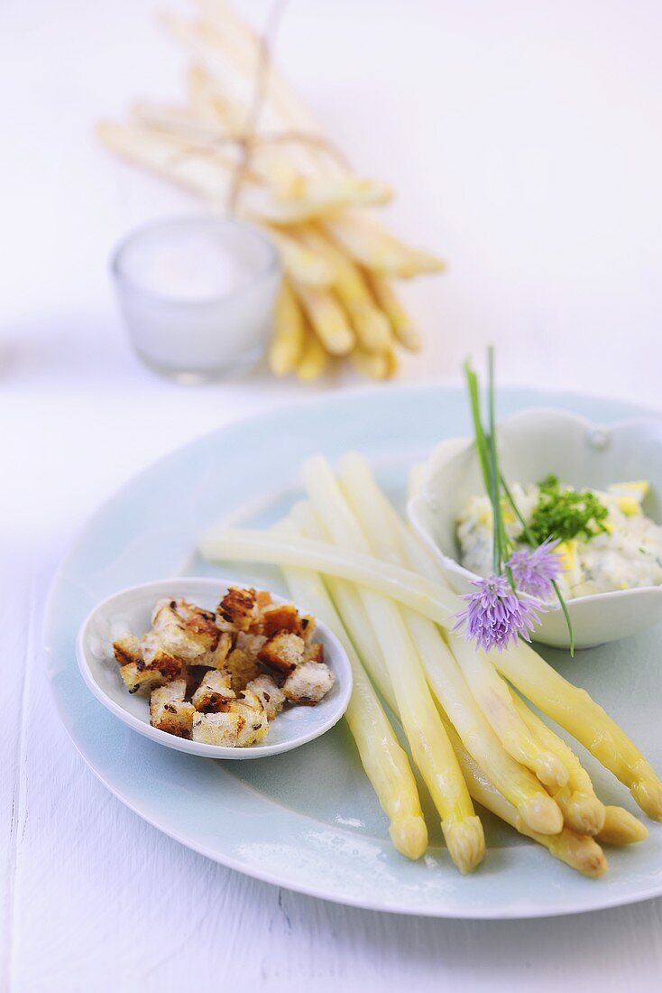 Cold asparagus with chive-quark