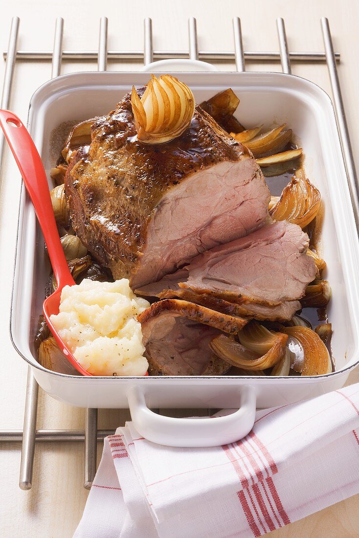 Schweinebraten mit Balsamico-Zwiebeln