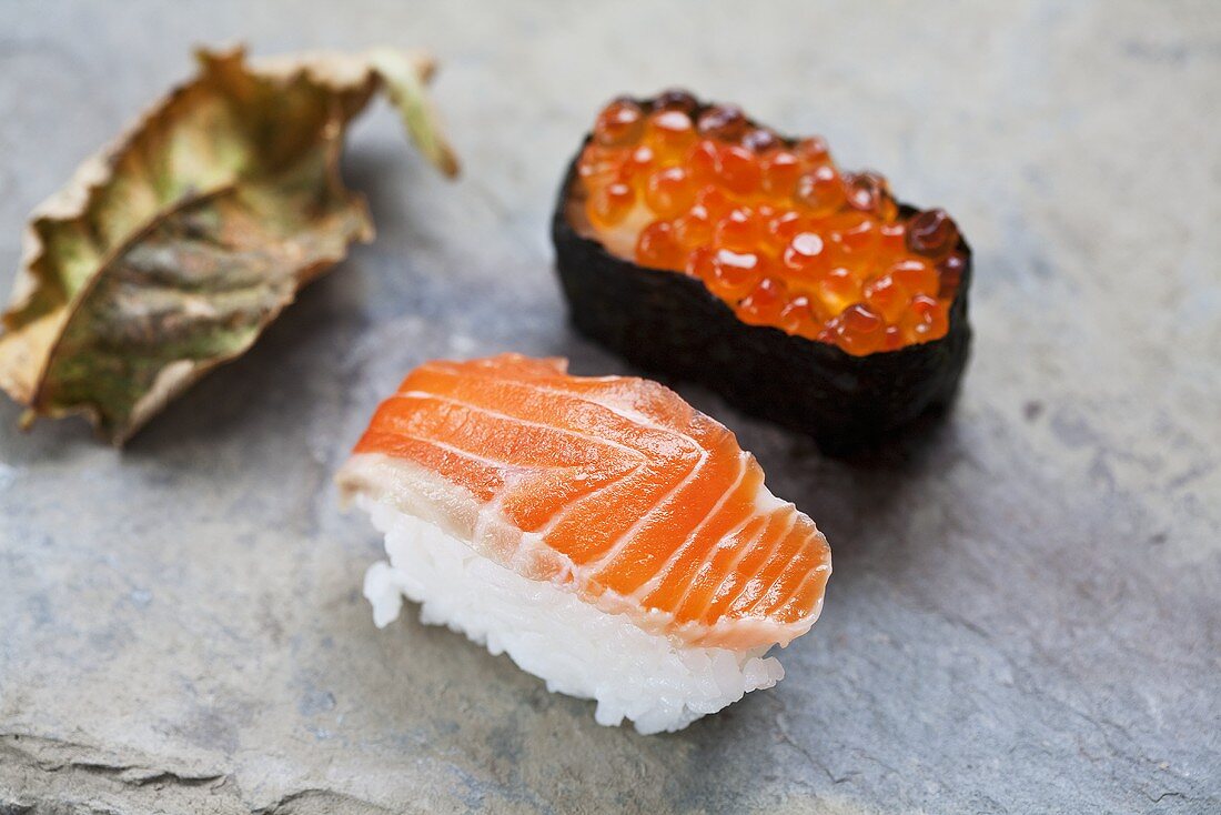 Nigiri-Sushi mit Lachs und Lachskaviar Maki (Japan)