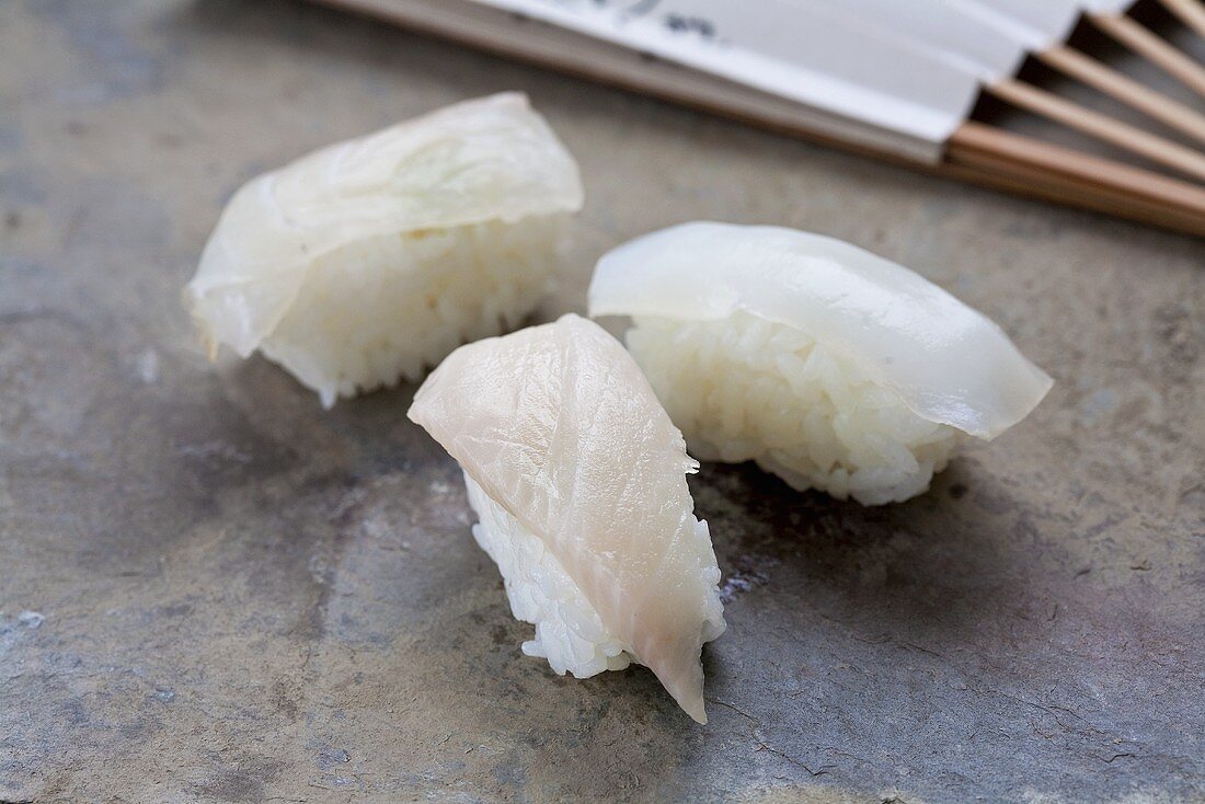Nigiri-Sushi mit Plattfisch (Hirame), Japan