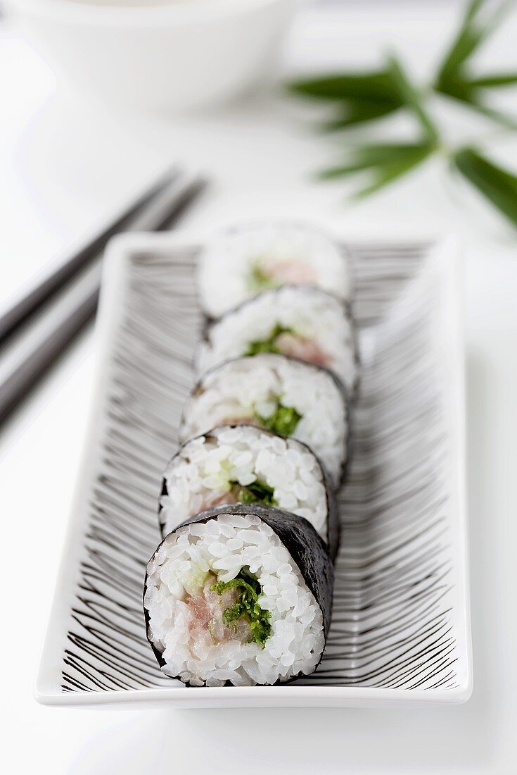 Maki-Sushi mit Thunfisch und Lauchröllchen (Negi), Japan