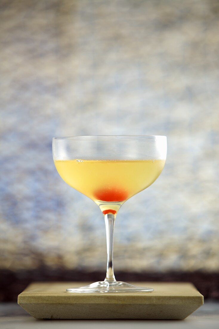 Cocktail 'Sunny Cosmopolitan' (Zitrus-Wodka, Ananas-, Limettensaft, Rohrzuckersirup)