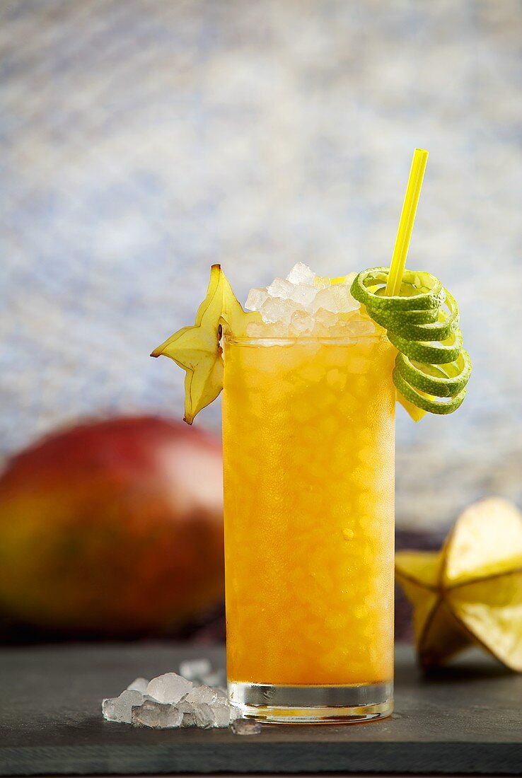 Cocktail 'Endless Summer' (Pfirsichlikör, Maracujasirup, Sodawasser, Mangosaft)