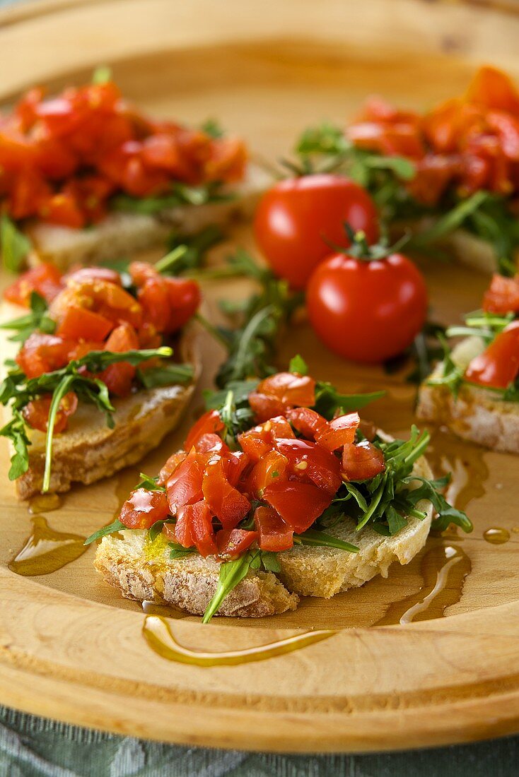 Crostini pomodoro e rucola (toasted bread with tomatoes and rocket, Italy)