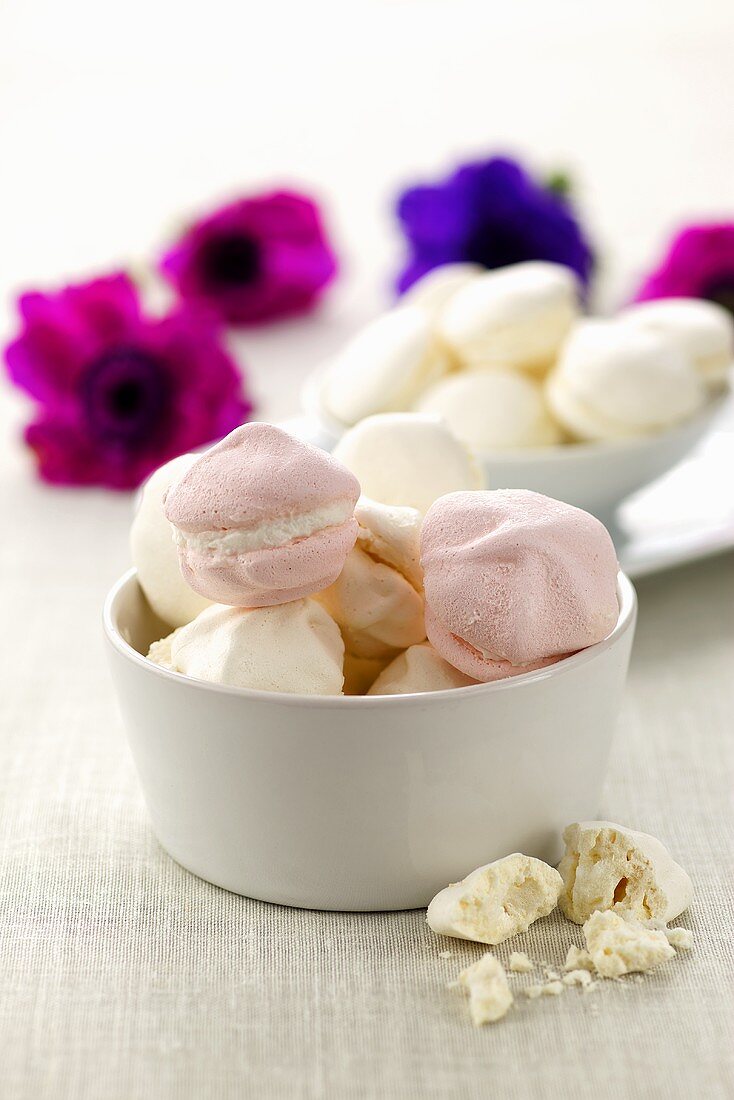 Meringhe alla panna (meringues filled with cream, Italy)