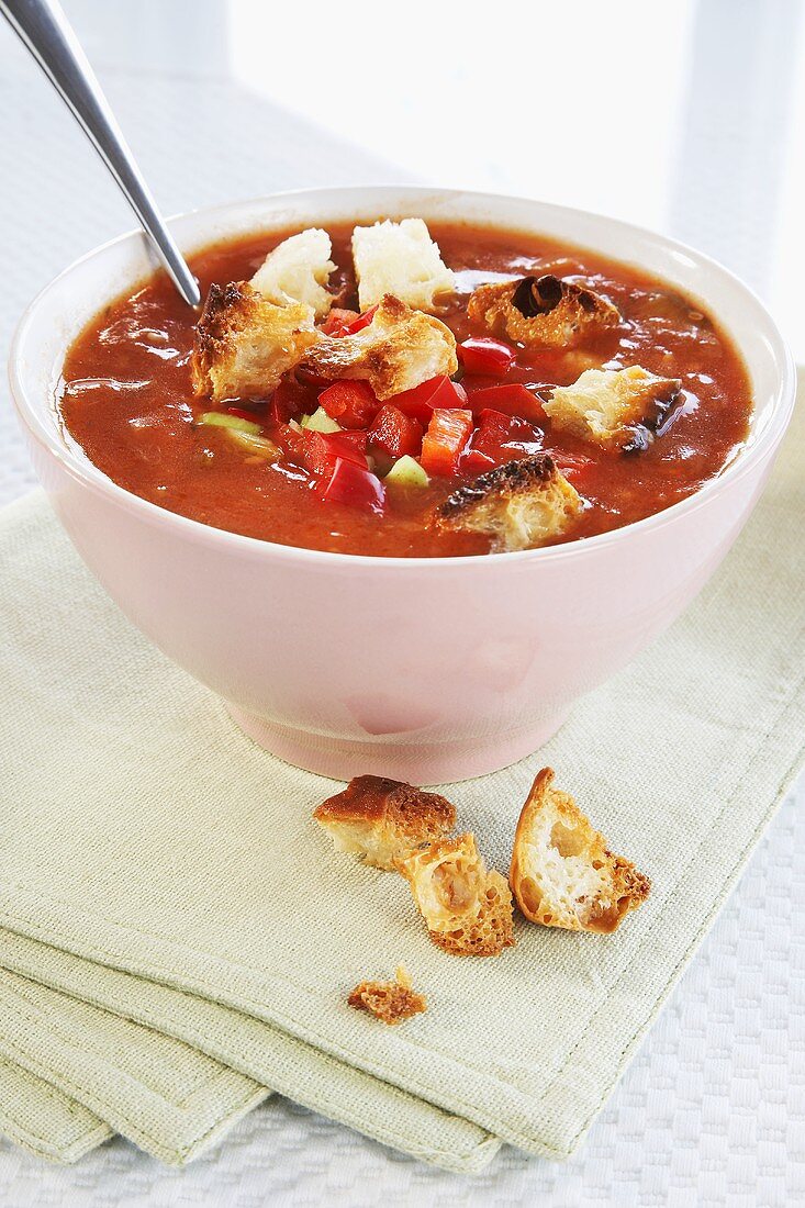 Gazpacho mit Brot