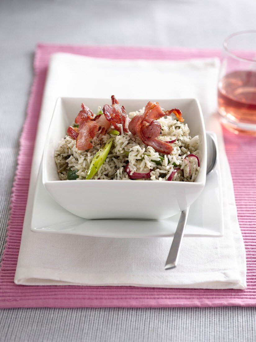 Rice salad with mint pesto, bacon and pears