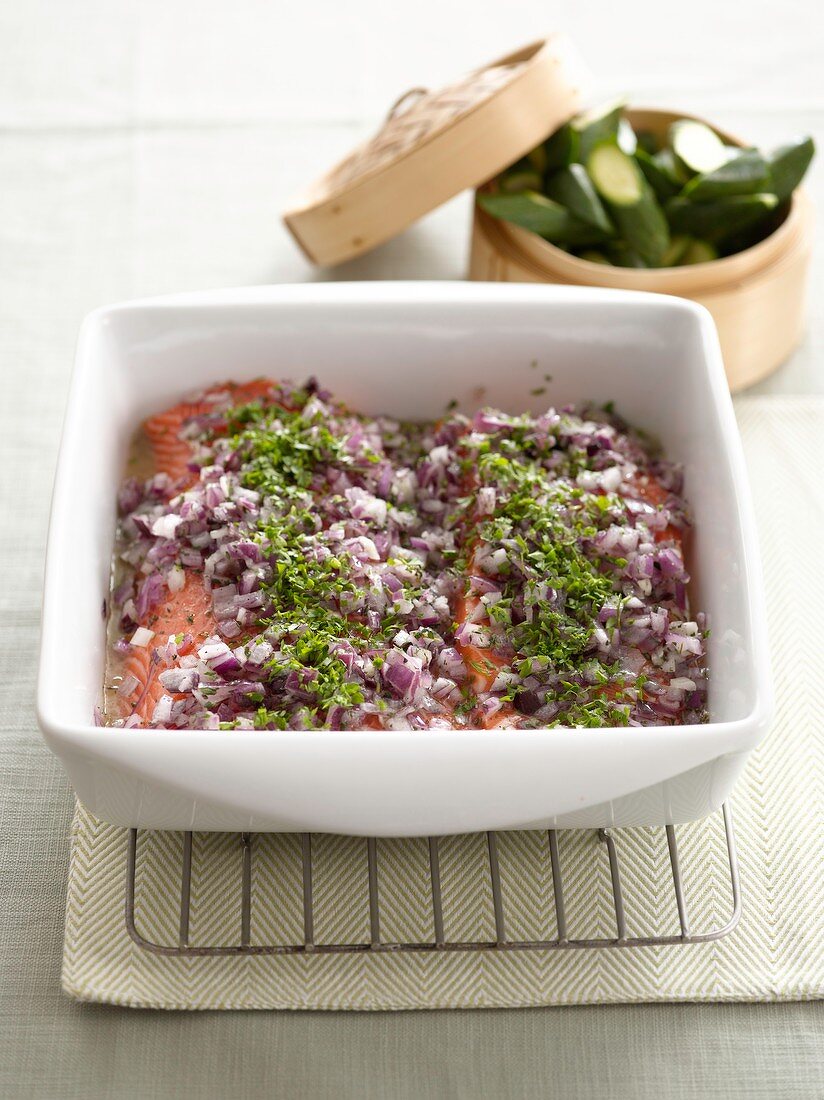 Gebackener Lachs mit roten Zwiebeln und Petersilie