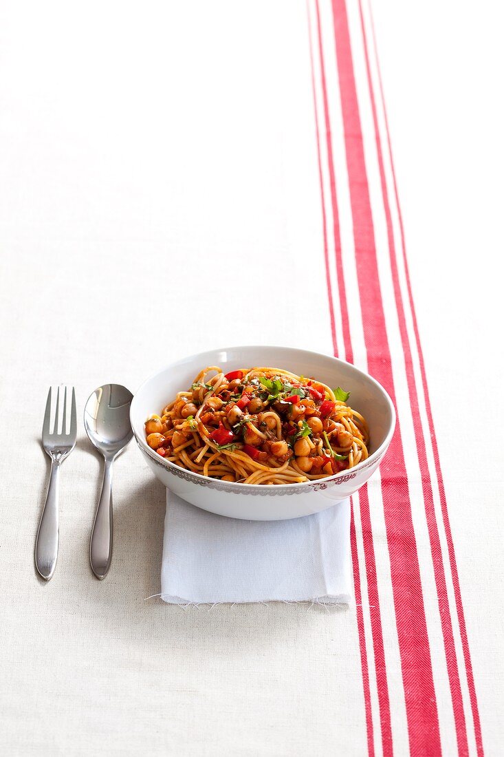 Spaghetti with tomatoes, chickpeas and corriander