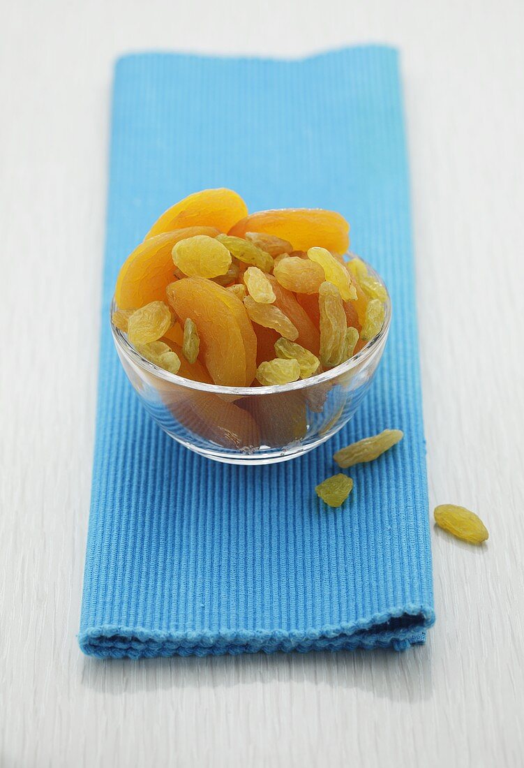Dried apricots with sultanas in a glass bowl