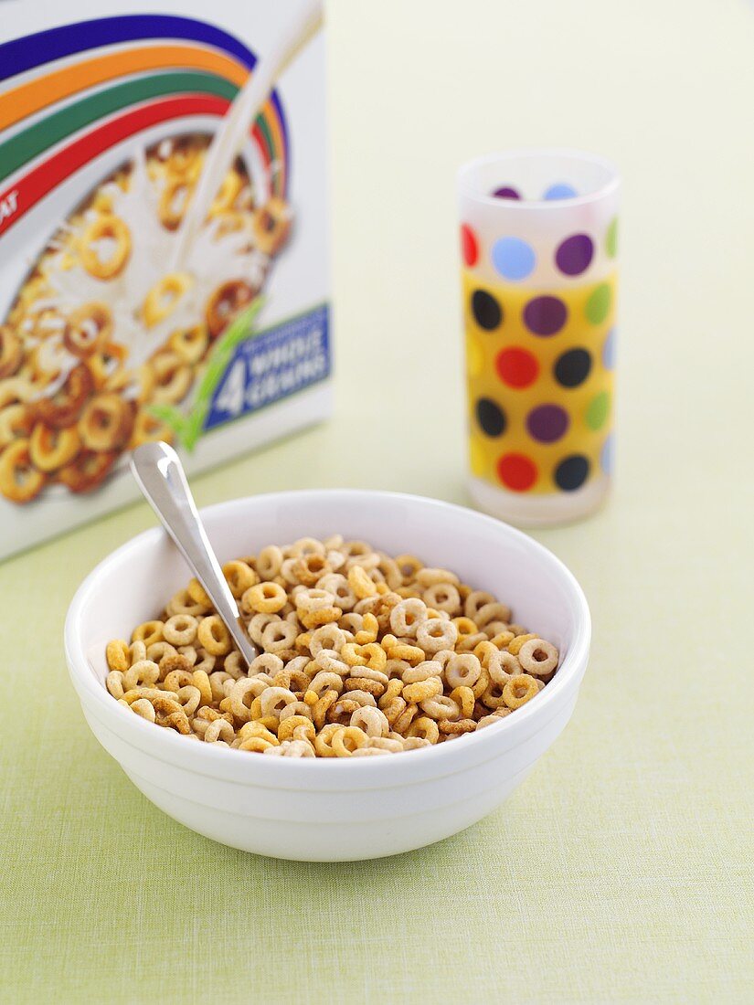 Cerealien in einer Schüssel mit Verpackung im Hintergrund