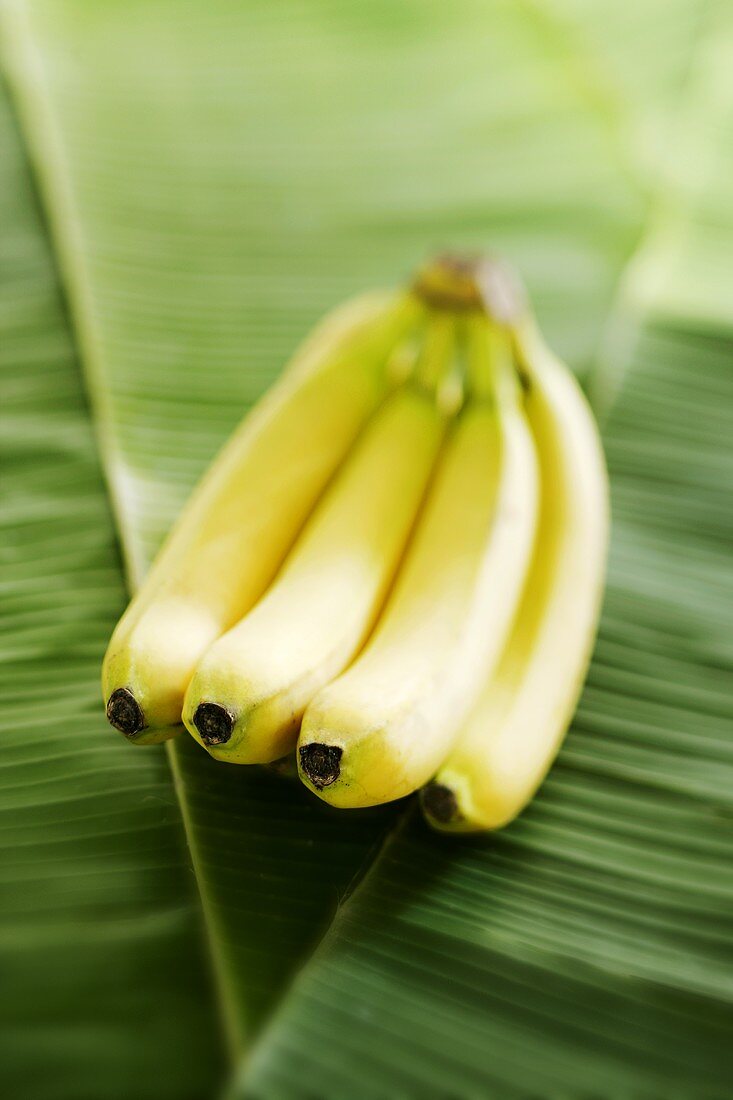 Bananen auf einem Bananenblatt
