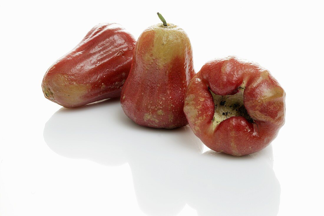 Drei rote Javaäpfel