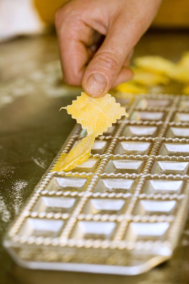 Selbstgemachte Ravioli aus der Form nehmen