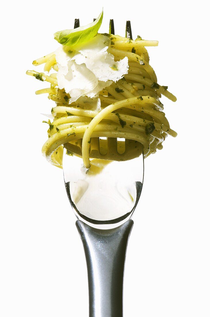 Spaghetti with pesto and Parmesan