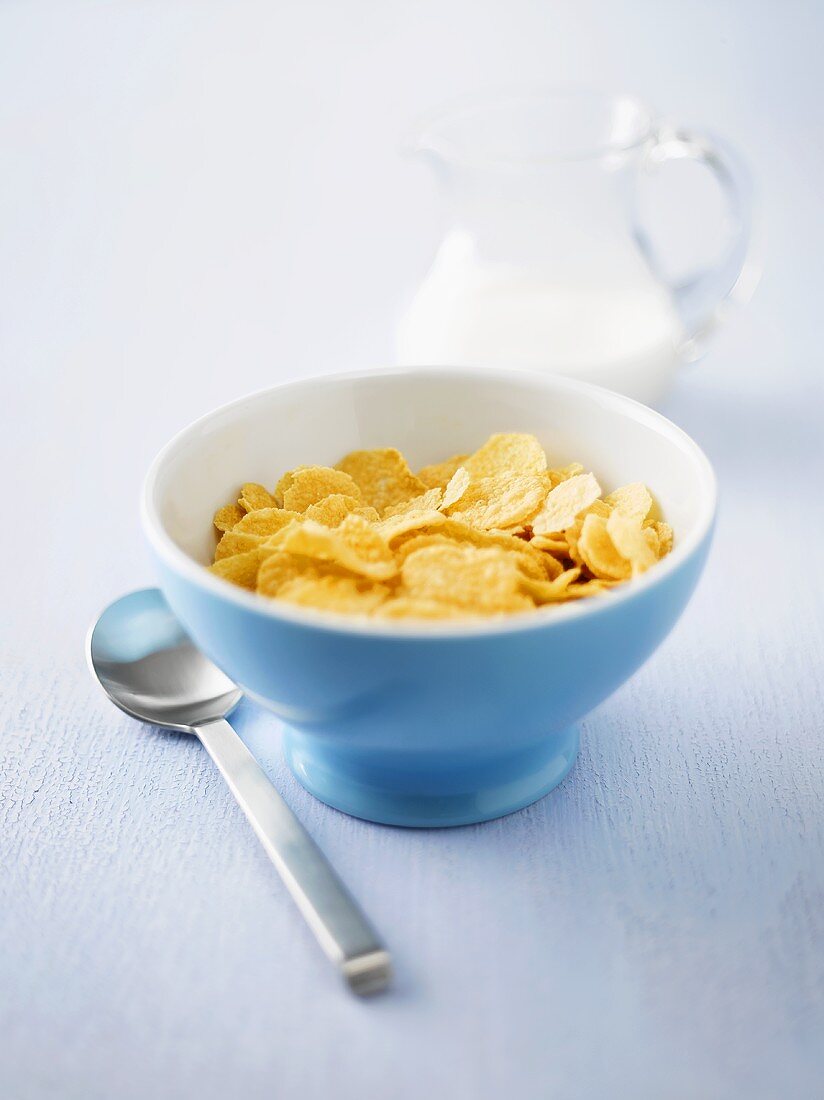 Cornflakes in einer Schüssel & Milchkrug