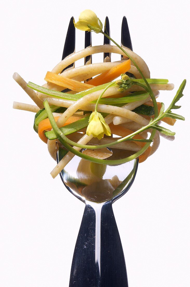 Vollkornspaghetti mit Gemüse und Rucolablüte