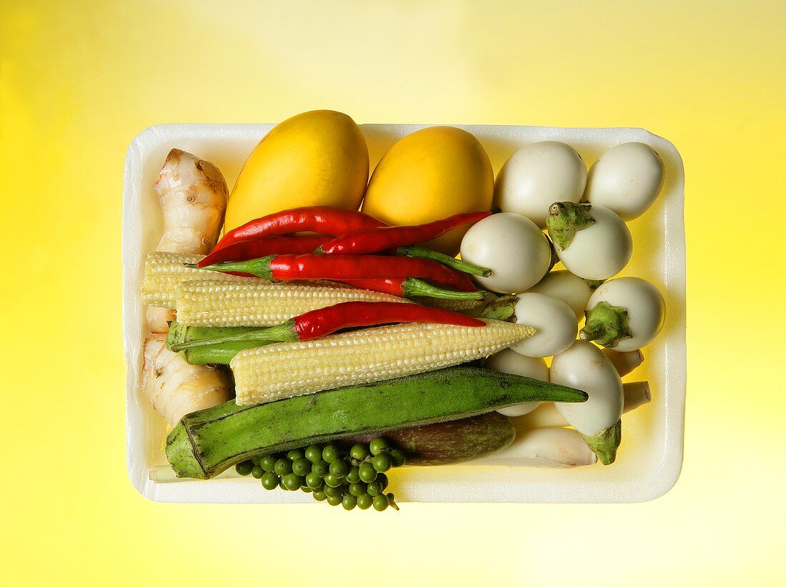 Thailändischer Gemüsemix in einer Plastikschale