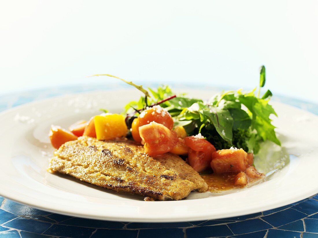 Gebratenes Lachsfilet mit Senfkruste und Tomatensalat