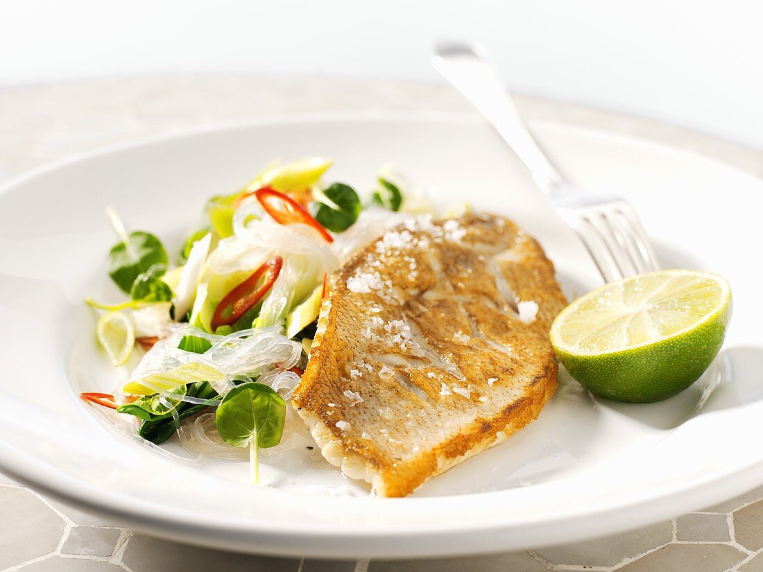 Rotbarschfilet mit Glasnudelsalat