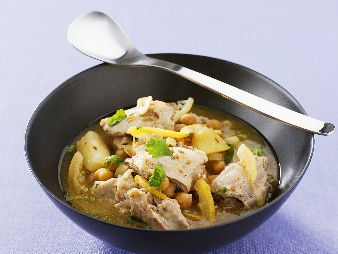 Hühnchensuppe mit Kichererbsen und Kartoffeln
