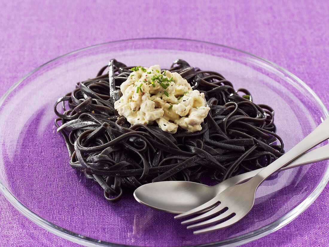 Schwarze Nudeln mit Hähnchen in Mayonnaise