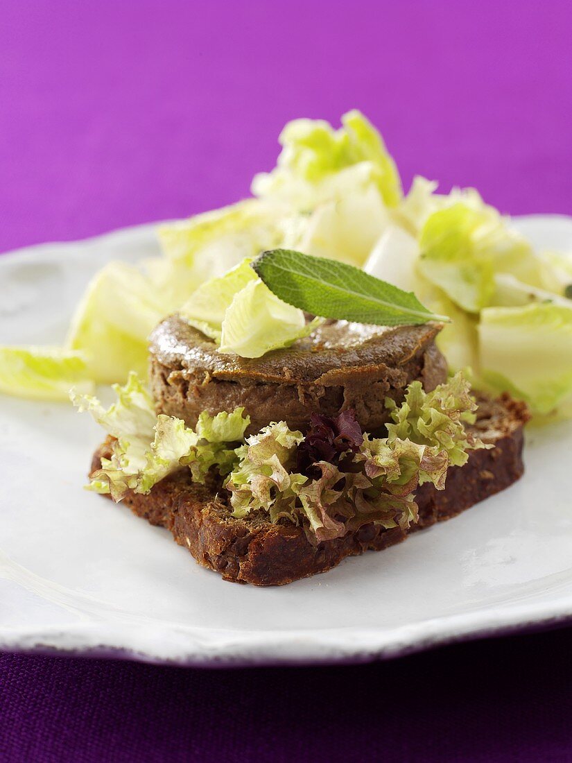 Hähnchenleber-Timbale auf Brot