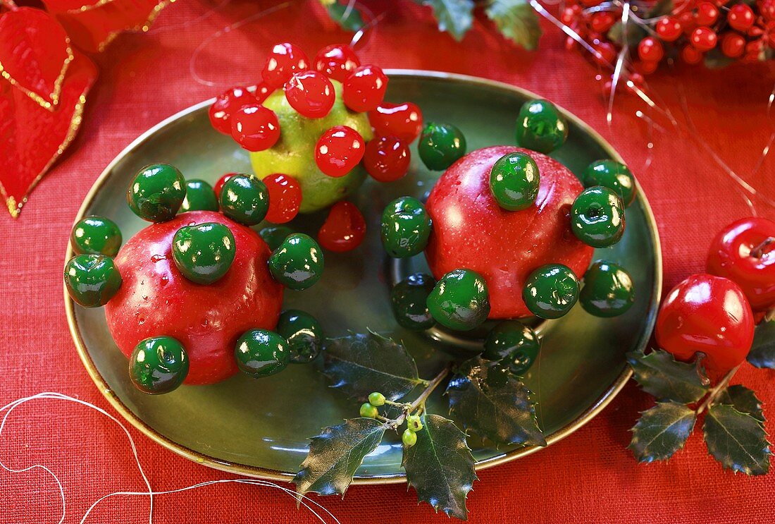 Weihnachtsdeko mit gespickten Äpfeln