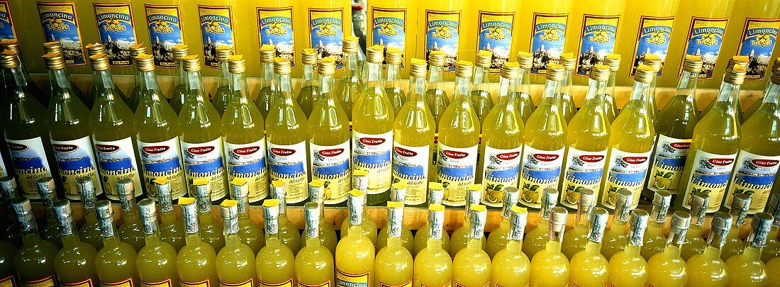 Limoncello (Zitronenlikör) in Flaschen auf dem Markt