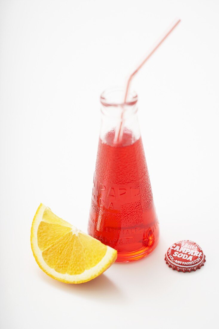 Eine Flasche Campari-Soda mit Strohhalm und Zitronenschnitz